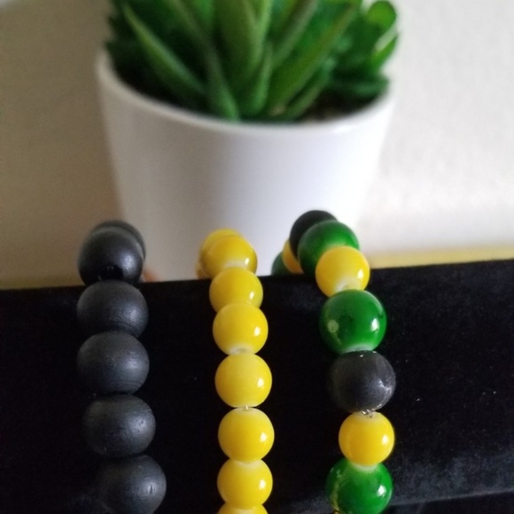 GREEN, BLACK AND YELLOW  HANDMADE BRACELET. B20006 - Picture 2 of 4